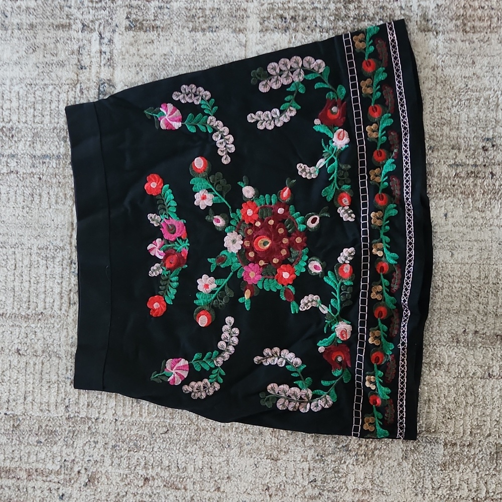 High waisted embroidered mininskirt